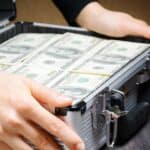 Alukoffer mit Geld (depositphotos.com)